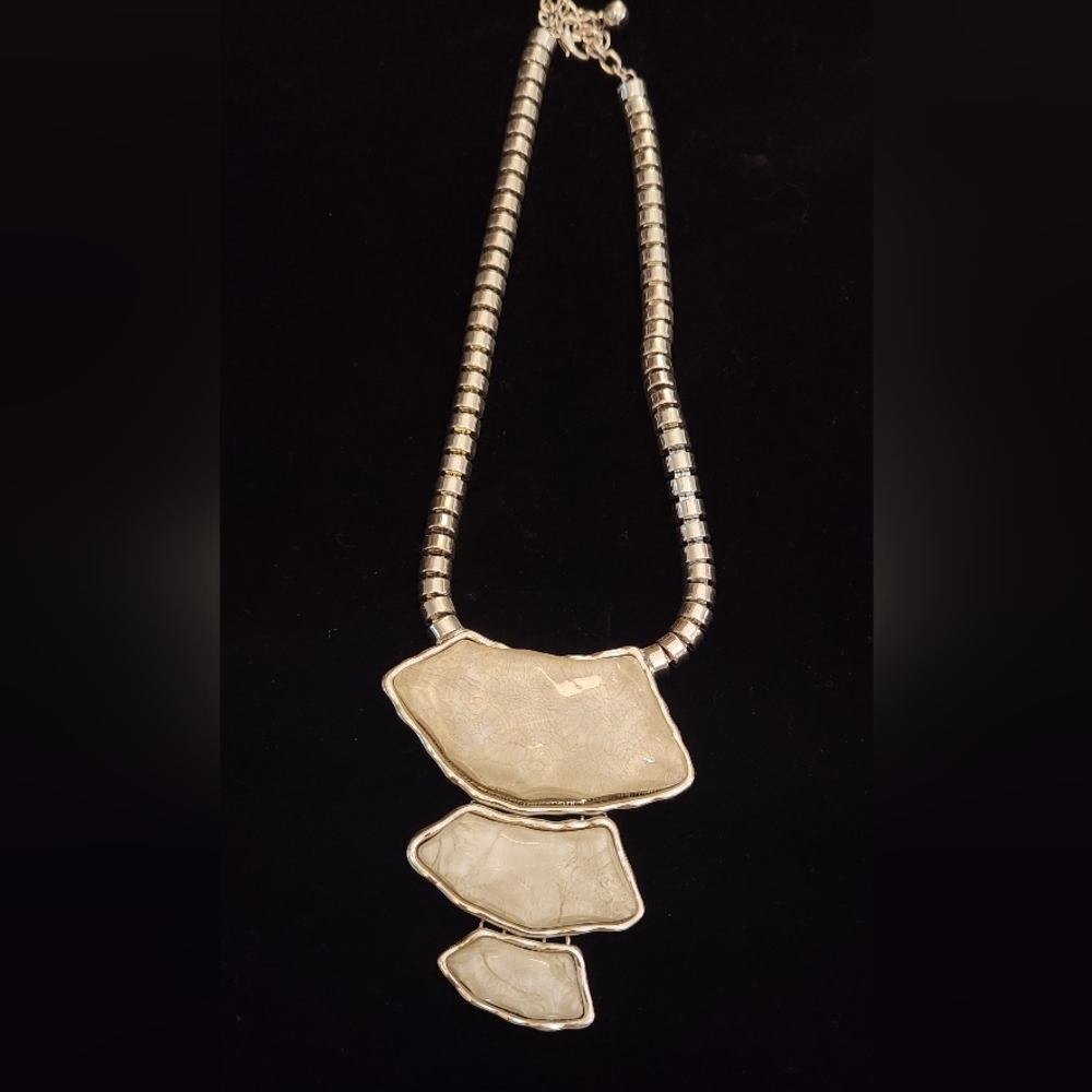 Elegant Cream and Silver Necklace - Picture 2 of 2